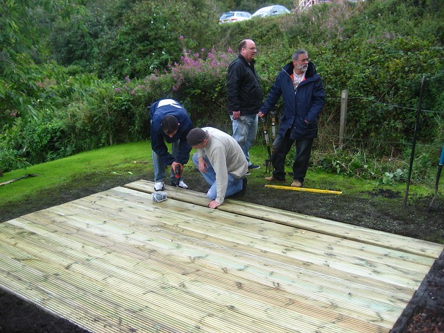 Необычная беседка из пластиковых бутылок - фото 5