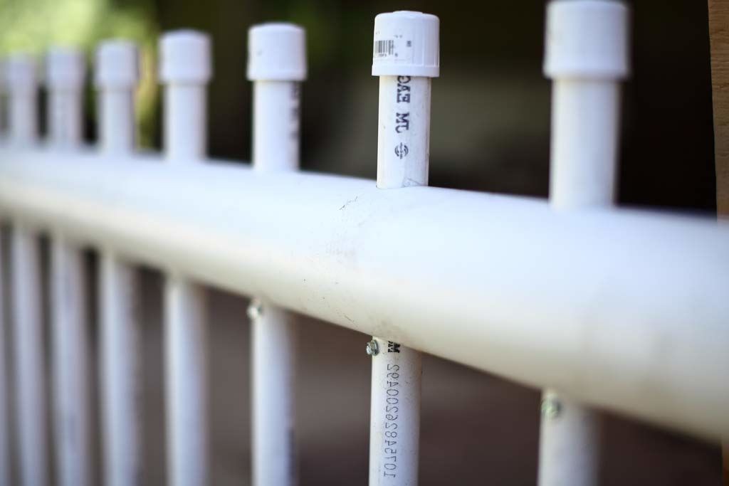 Удивительный забор из ПВХ труб - фото 7