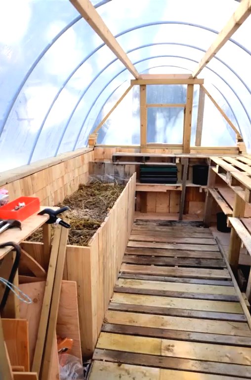 Необычная теплица с парниками из поддонов - фото 16