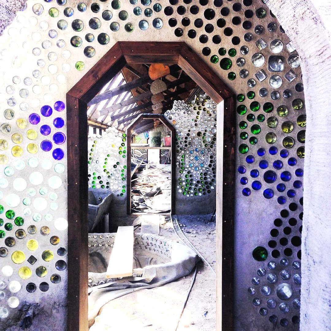 Дом из автопокрышек и стеклянных бутылок - фото 17