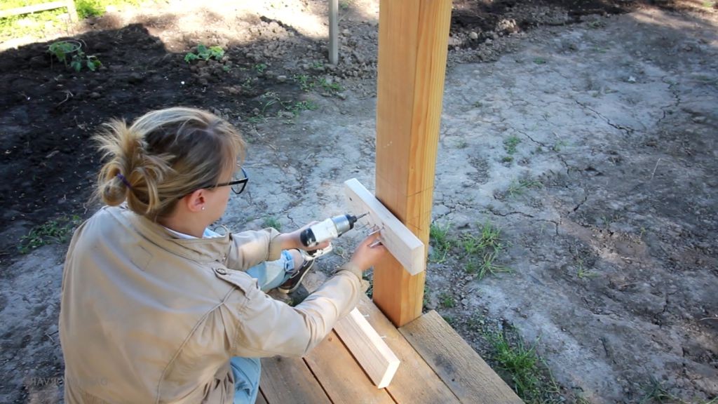 Уютная беседка с декоративной решеткой - фото 17