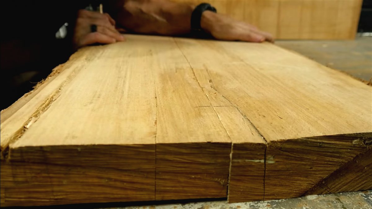 Как сделать скамью из бревна с местом для хранения - фото 8