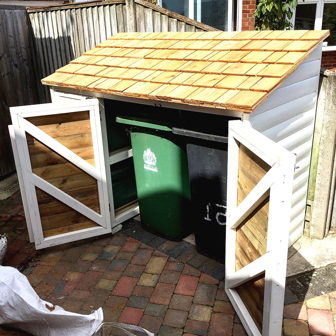 Как спрятать мусорный бак на участке - фото 2