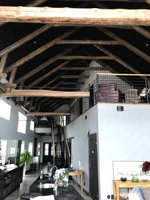 Необычный дом с видом на озеро - фото 46