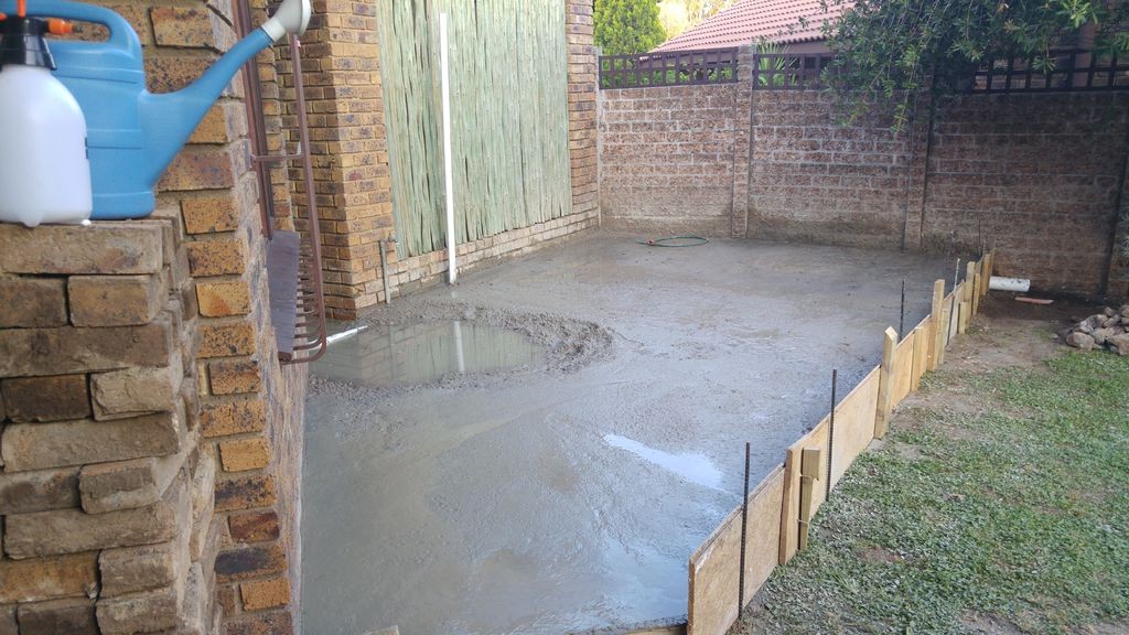 Интересная  летняя кухня под беседкой из перголы - фото 14