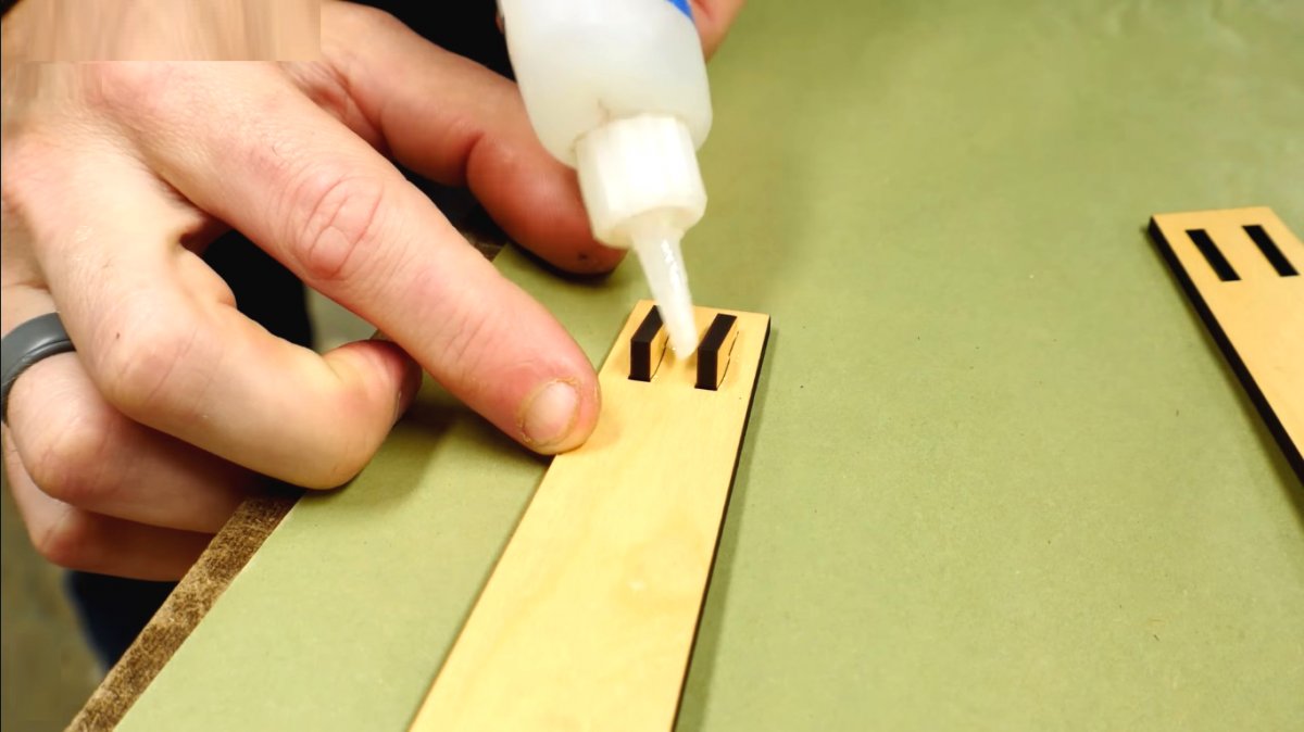 Деревянные щипцы как шуточный подарок к 23 февраля - фото 3