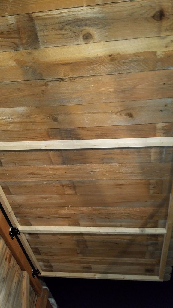 Интересный дровенник вдоль забора - фото 6