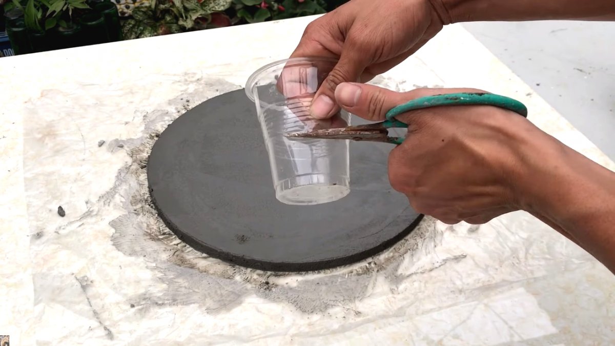 Цветочный горшок из цемента и старой шапки - фото 10