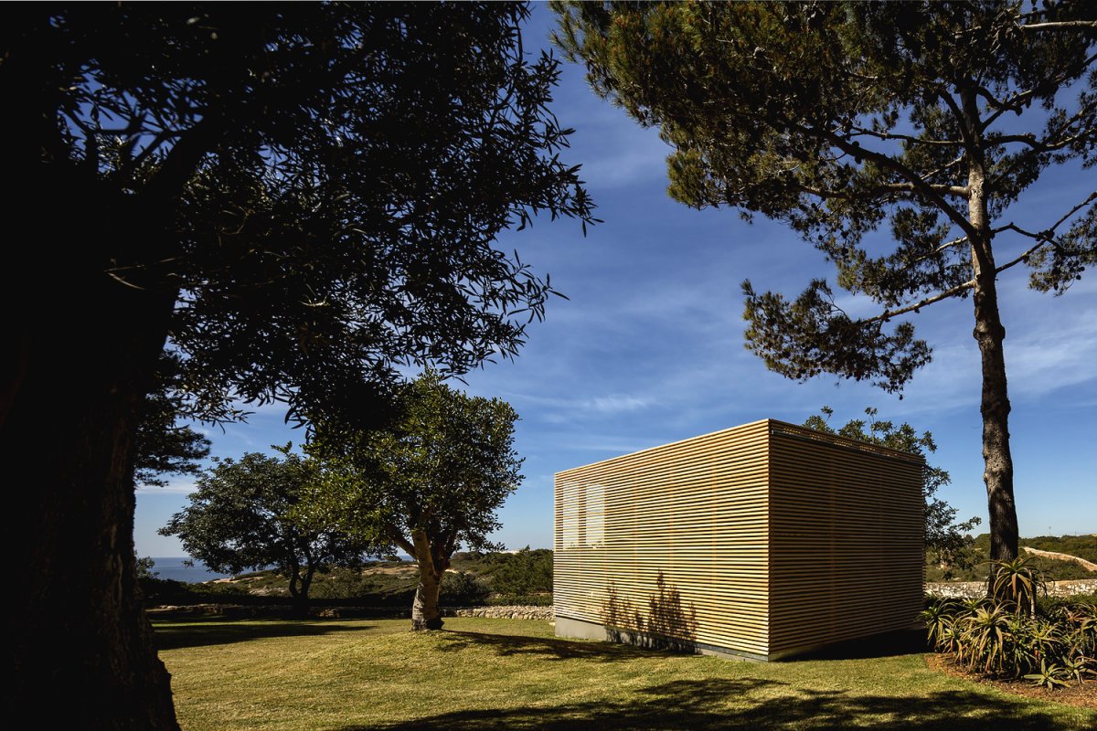 Необычная закрытая беседка с террасой из дерева - фото 19