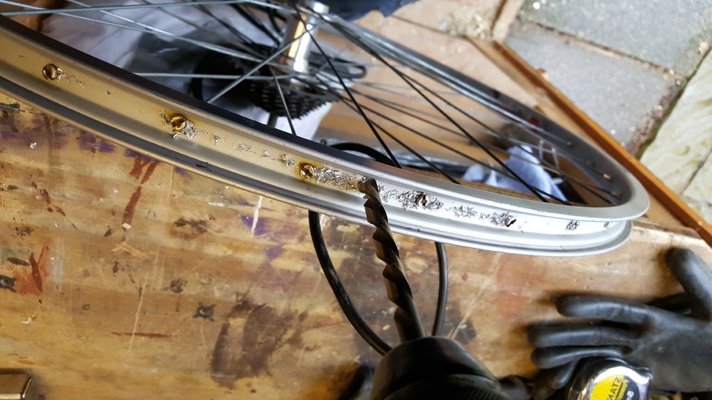 Люстра из велосипедного колеса и бутылок - фото 10