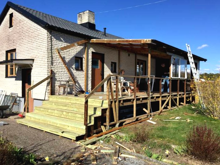 Закрытая веранда у дома - фото 10