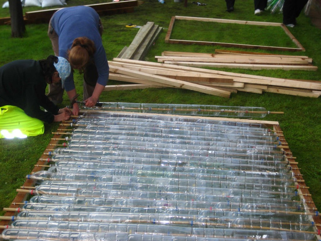 Необычная беседка из пластиковых бутылок - фото 17