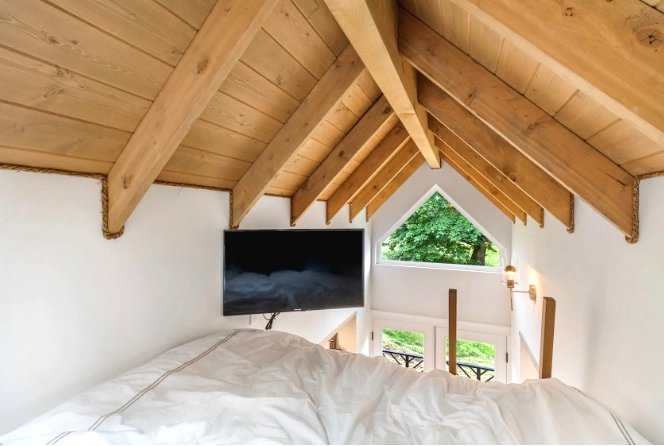 Необычный домик из дерева для дачи - фото 8