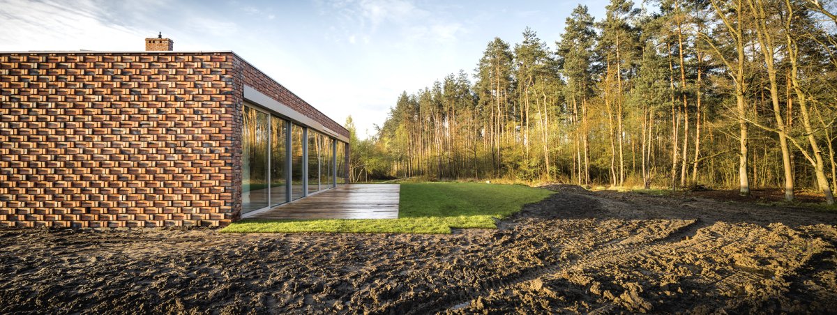 Интересный кирпичный дом - фото 12