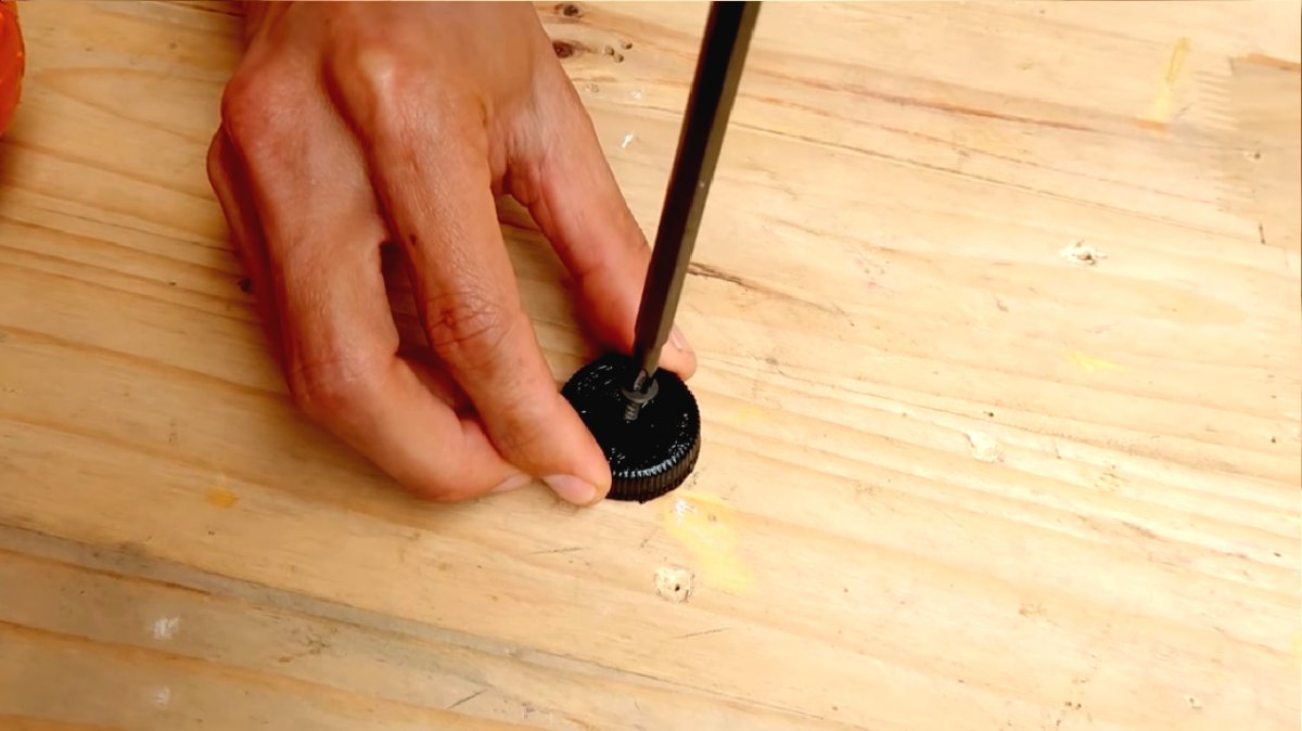 Необычный цветочный горшок из пластиковой бутылки - фото 17