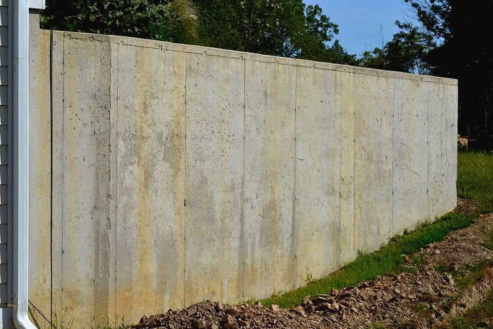 Оригинальная мозаика на бетонном заборе - фото 2