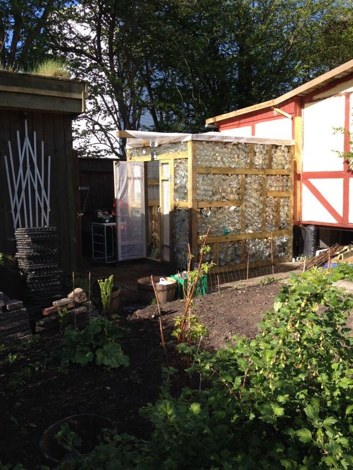 Теплица из стеклянных бутылок - фото 2