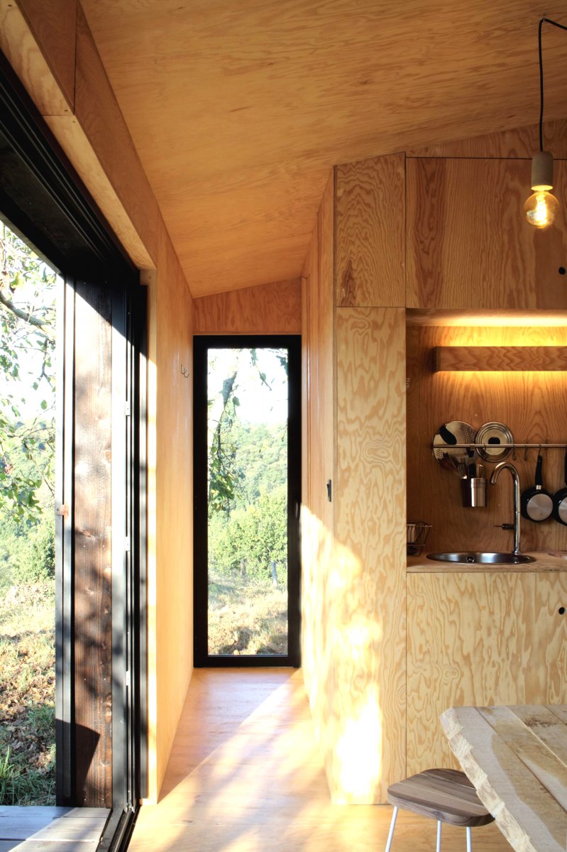 Небольшой одноэтажный дом в 22 кв м из дерева - фото 6