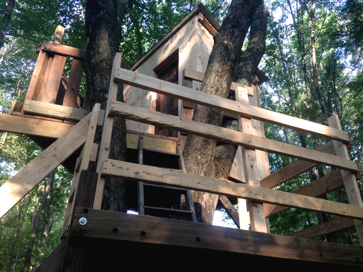 Многоуровневый домик на дереве для детей - фото 19