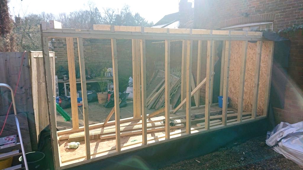 Современный сарай из дерева - фото 8