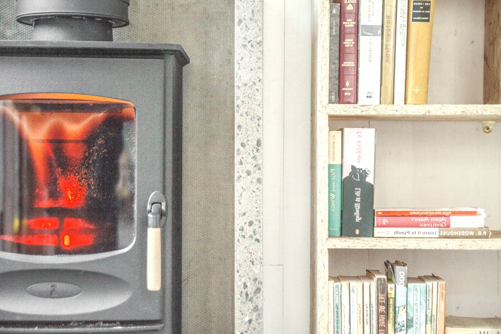 Небольшой домик из дерева для дачи - фото 10