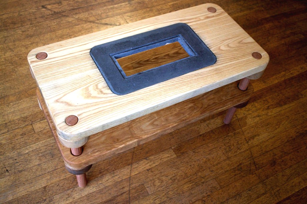 Столик с небольшим очагом в центре - фото 23