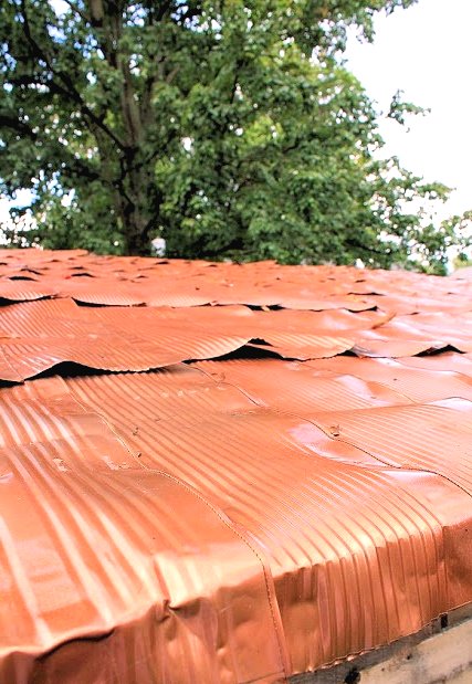 Деревенский сарай из поддонов и жестяных банок - фото 13