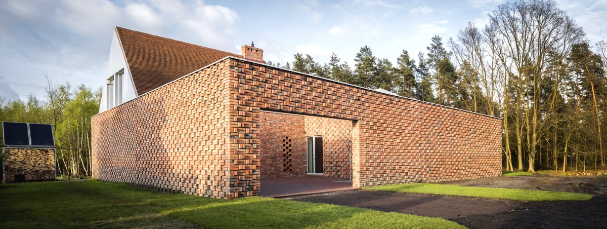 Интересный кирпичный дом - фото 3