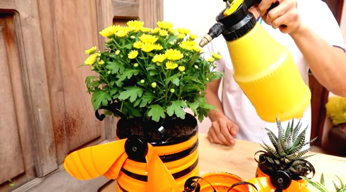 Необычный цветочный горшок из пластиковой бутылки - фото 20