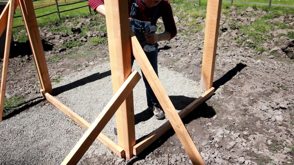 Уютная беседка с декоративной решеткой - фото 6