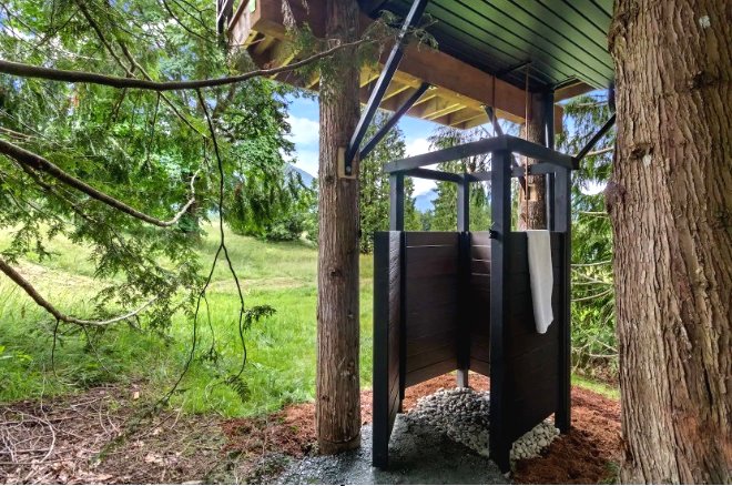 Необычный домик из дерева для дачи - фото 10