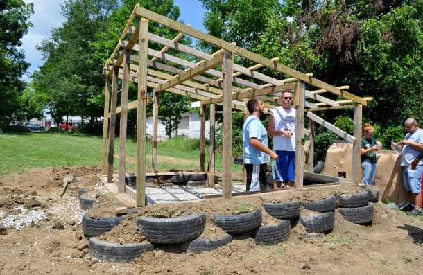 Парниковая теплица из пластиковых бутылок - фото 3