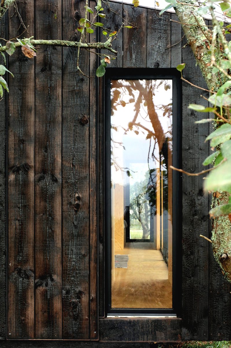 Небольшой одноэтажный дом в 22 кв м из дерева - фото 9