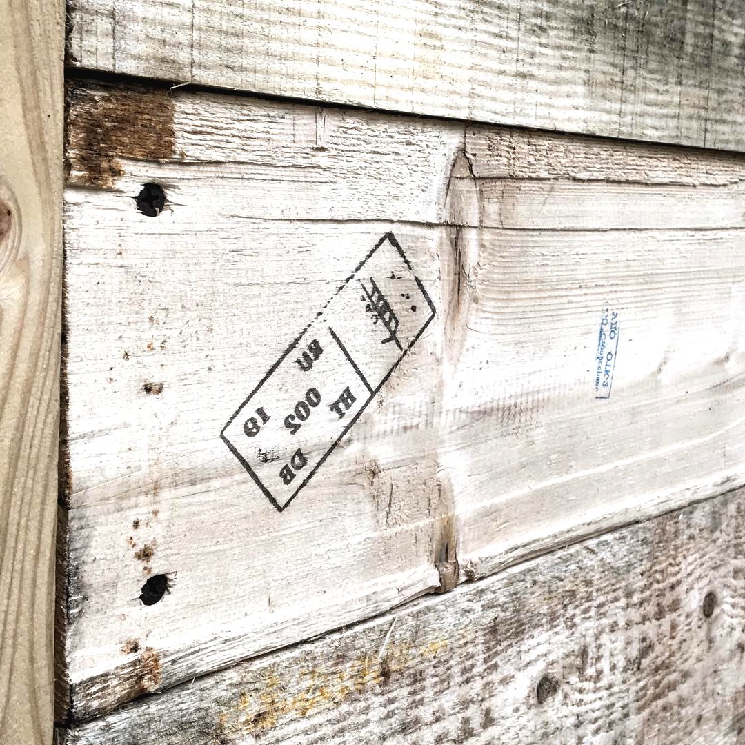 Хижина в лесу на деревянных столбах - фото 10