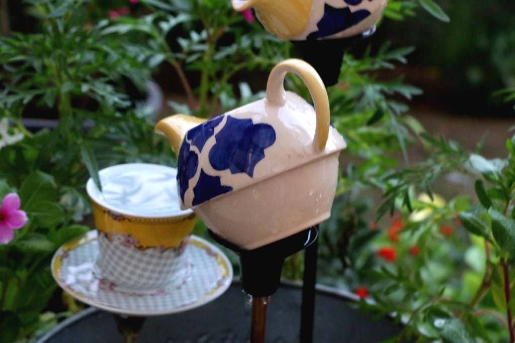 Необычный фонтан сделанный из посуды - фото 4