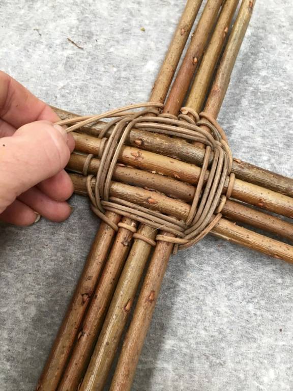 Плетеная корзина из веток - фото 6