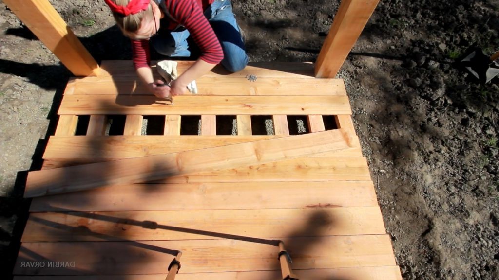 Уютная беседка с декоративной решеткой - фото 10