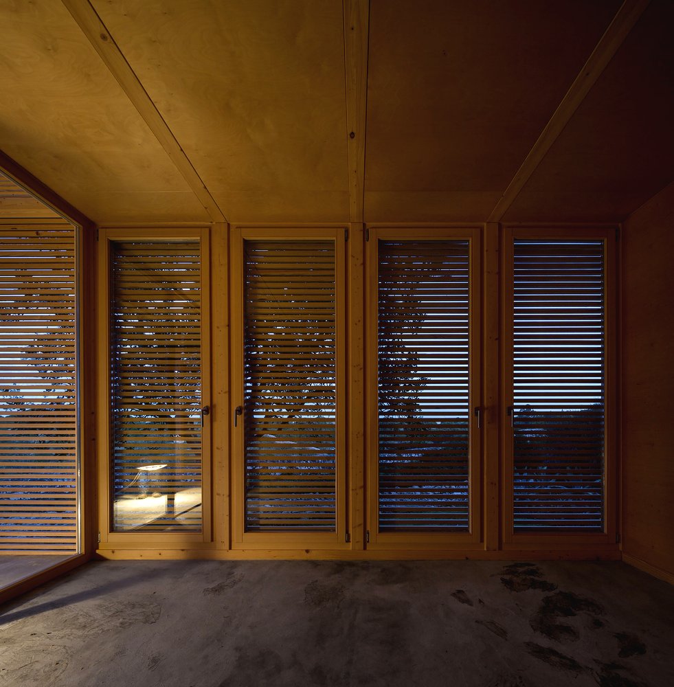 Необычная закрытая беседка с террасой из дерева - фото 10