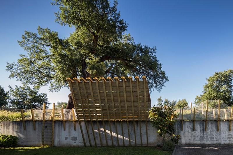 Дом для детей построенный на стене - фото 2