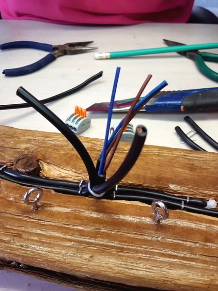 Интересная подвесная лампа из дерева - фото 7