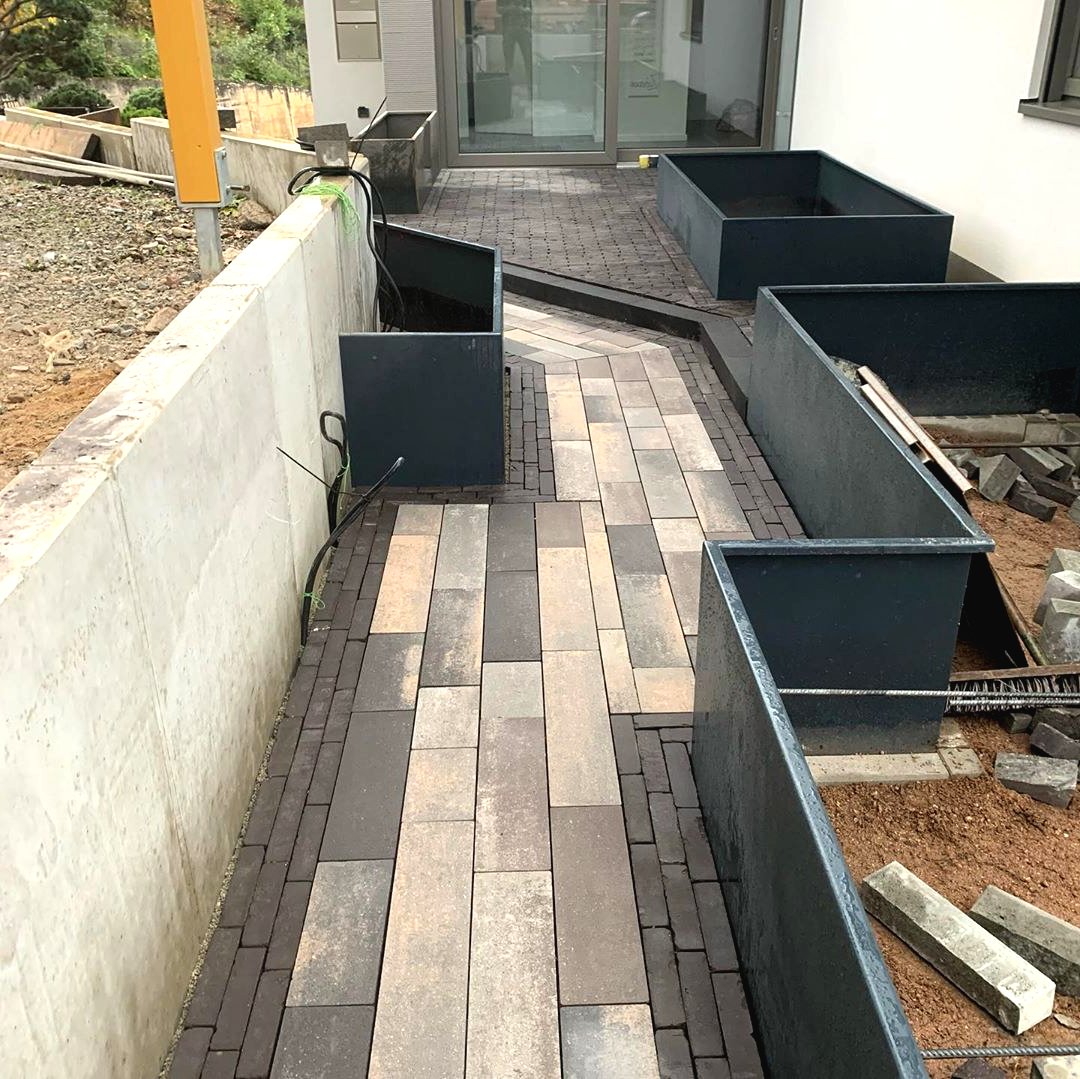 Ландшафтный дизайн участка перед домом - фото 6