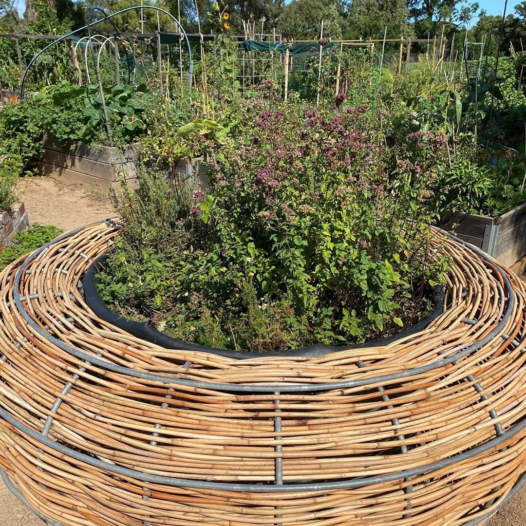 Необычная клумба для цветов - фото 7