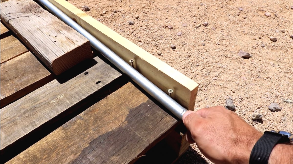 Оцинкованные грядки с металлическими дугами в качестве шпалеры - фото 4