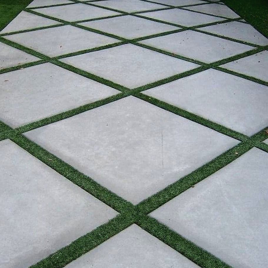 Садовая дорожка из бетона квадратной формы - фото