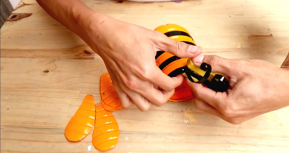 Необычный цветочный горшок из пластиковой бутылки - фото 15