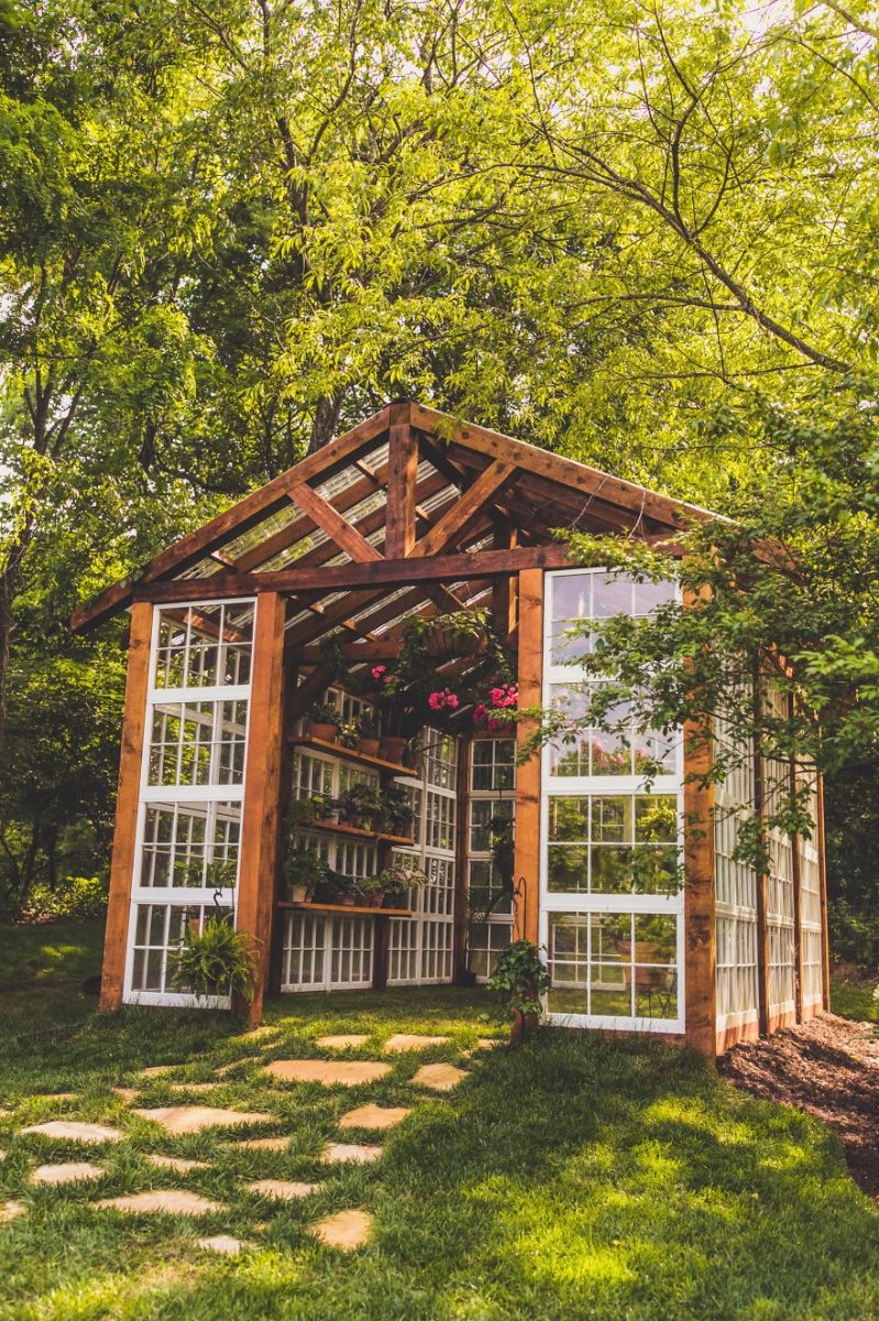 Удивительная оранжерея из старых окон - фото 23