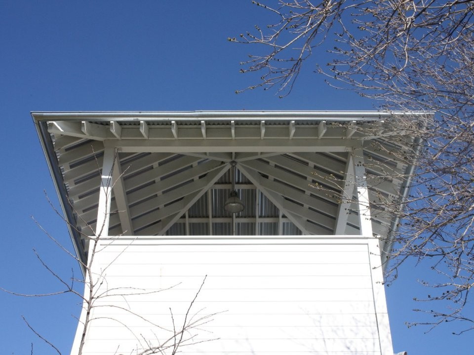 Необычный дом с башней - фото 4