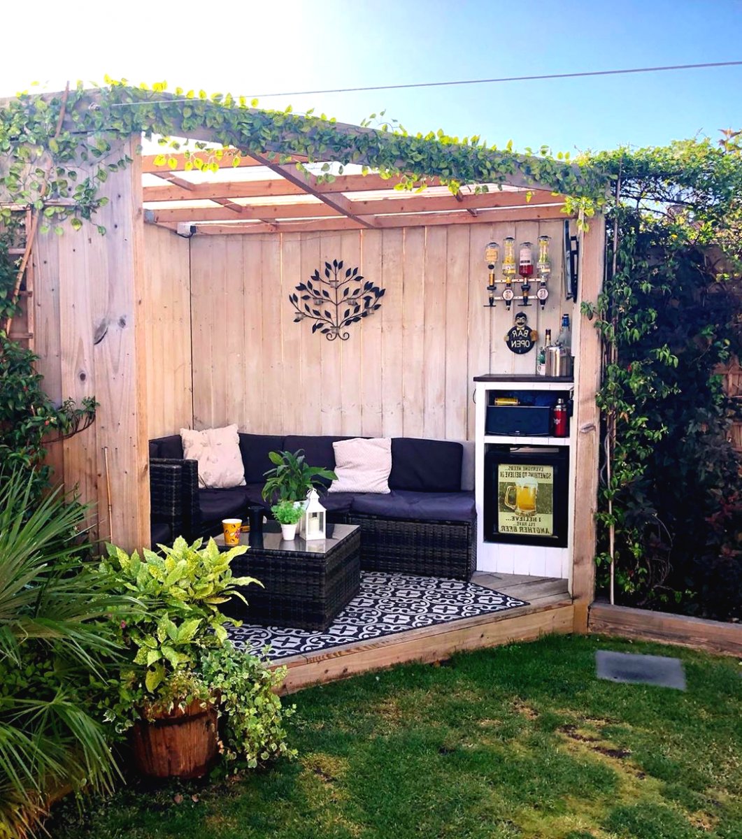 Красивая угловая беседка из дерева - фото 8