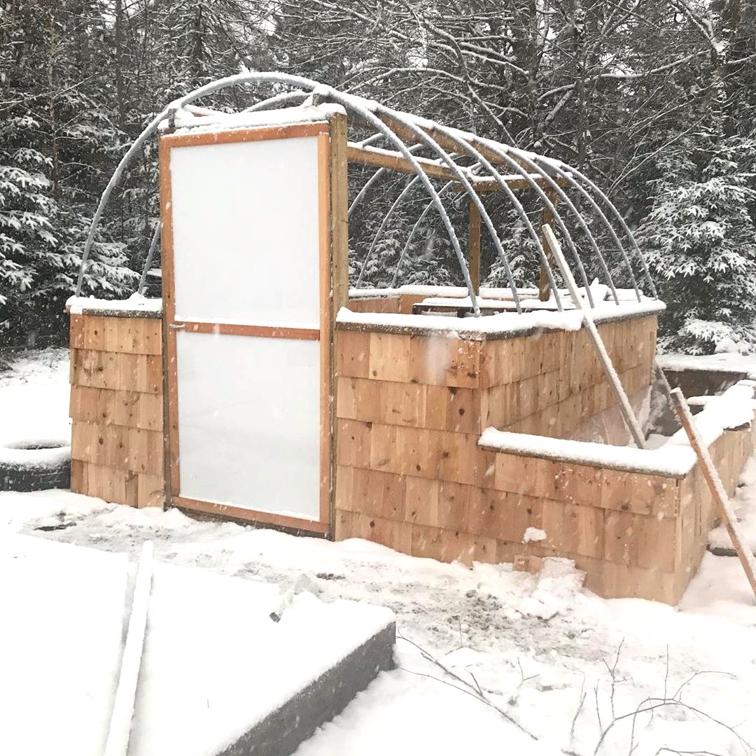 Необычная теплица с парниками из поддонов - фото 12