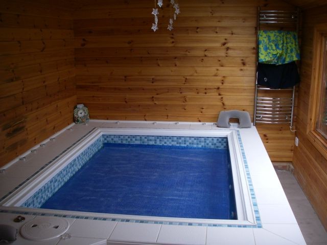 Оригинальное джакузи под навесом - фото 29